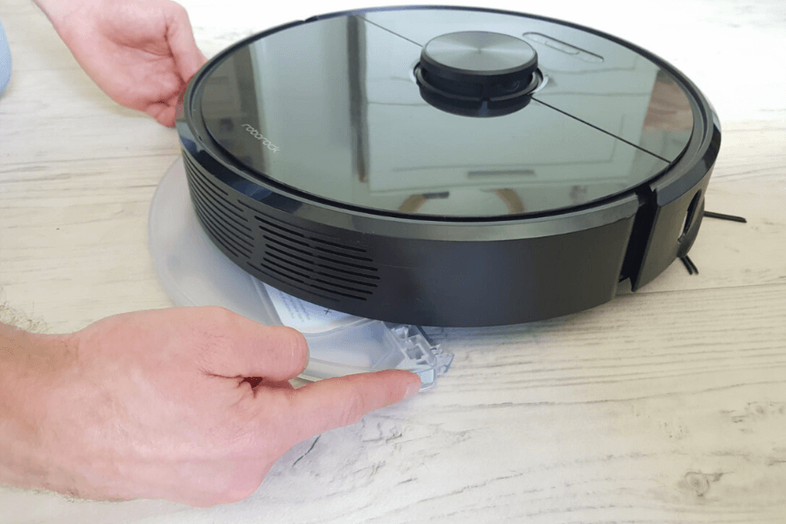 Wassertank wird am Roborock S6 Saugroboter von Hinten angebracht